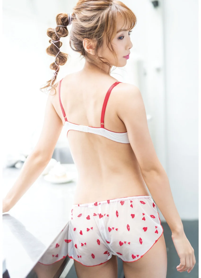 磯 佳奈江1st写真集 いそちゃん【電子限定カバー＆特典付き】 試し読み 14