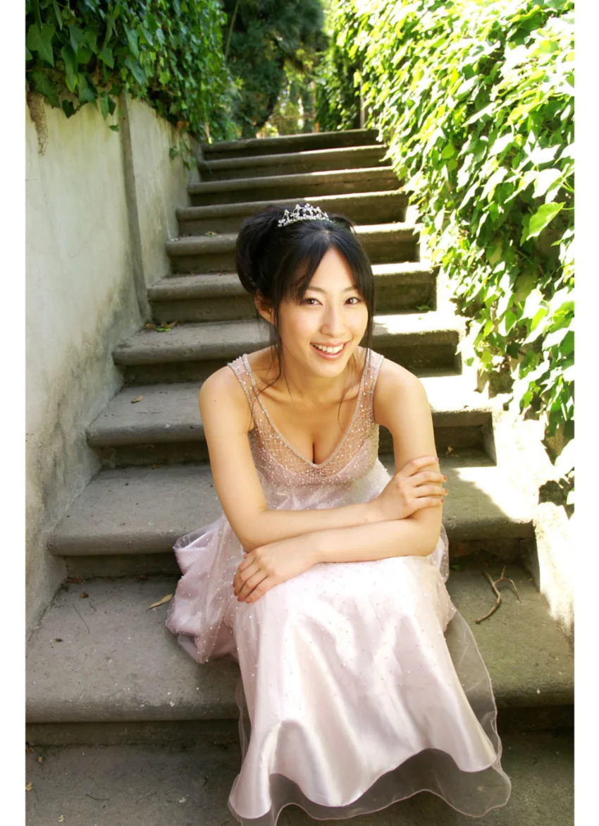 佐藤寛子写真集「〜幻想の都〜inローマ」 試し読み 2