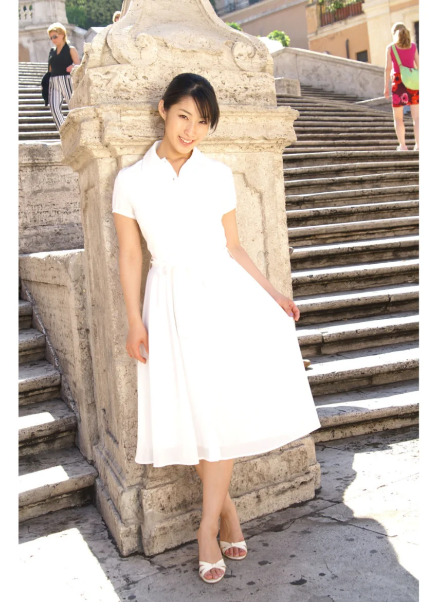 佐藤寛子写真集「〜幻想の都〜inローマ」 試し読み 3