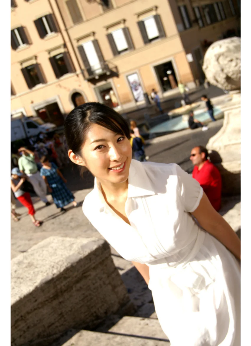 佐藤寛子写真集「〜幻想の都〜inローマ」 試し読み 5