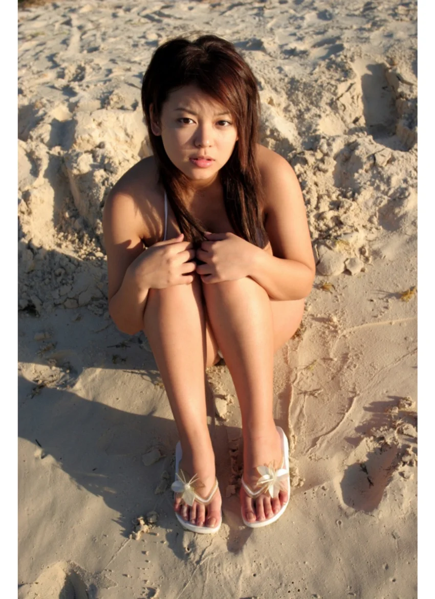 小町桃子写真集「Juicy MoMo」 試し読み 3