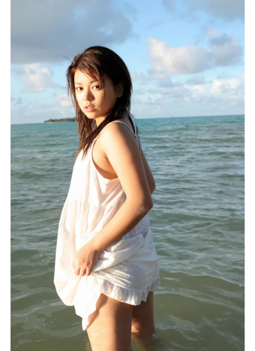 小町桃子写真集「Juicy MoMo」 試し読み 5