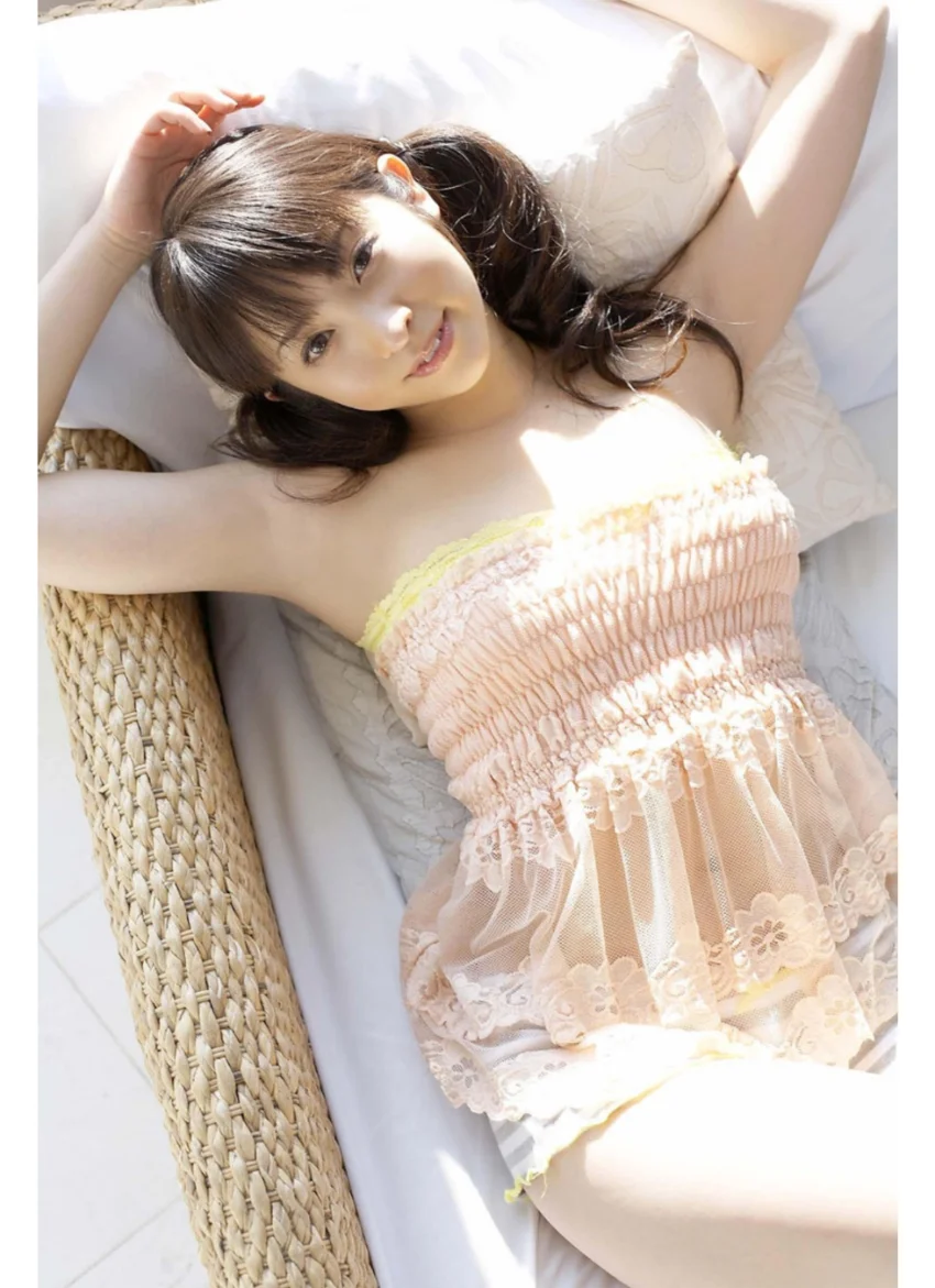 加藤沙耶香写真集「LOVE 38 PEACE！！」 試し読み 3