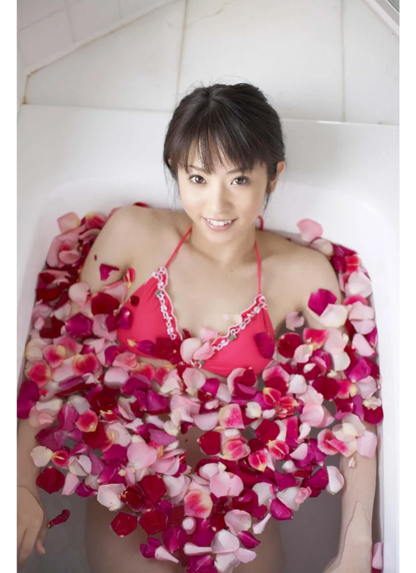 加藤沙耶香写真集「LOVE 38 PEACE！！」 試し読み 7