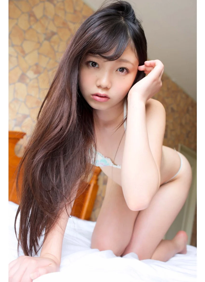 松岡里英写真集「彼女には秘密がある」 試し読み 6