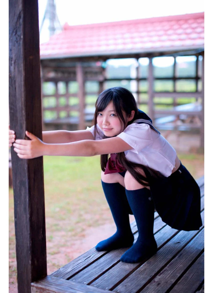 松岡里英写真集「彼女には秘密がある」 試し読み 8