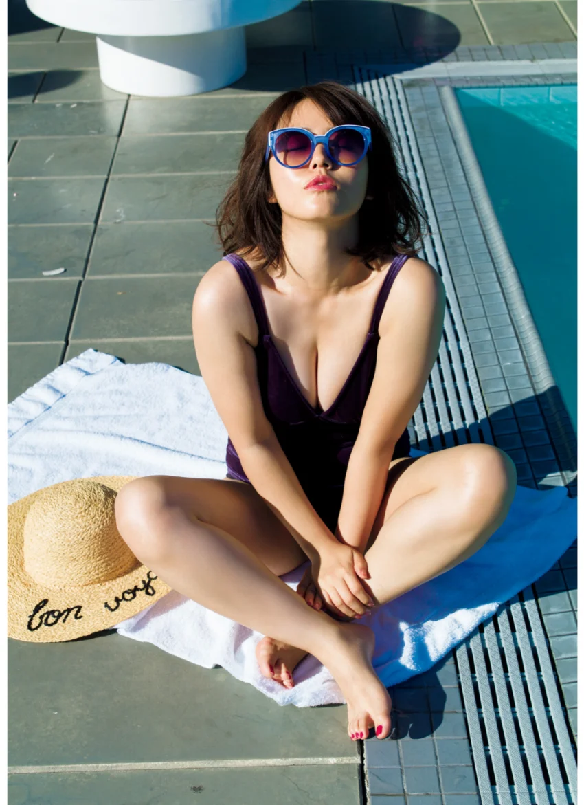 磯山さやか写真集 『holiday』 試し読み 15