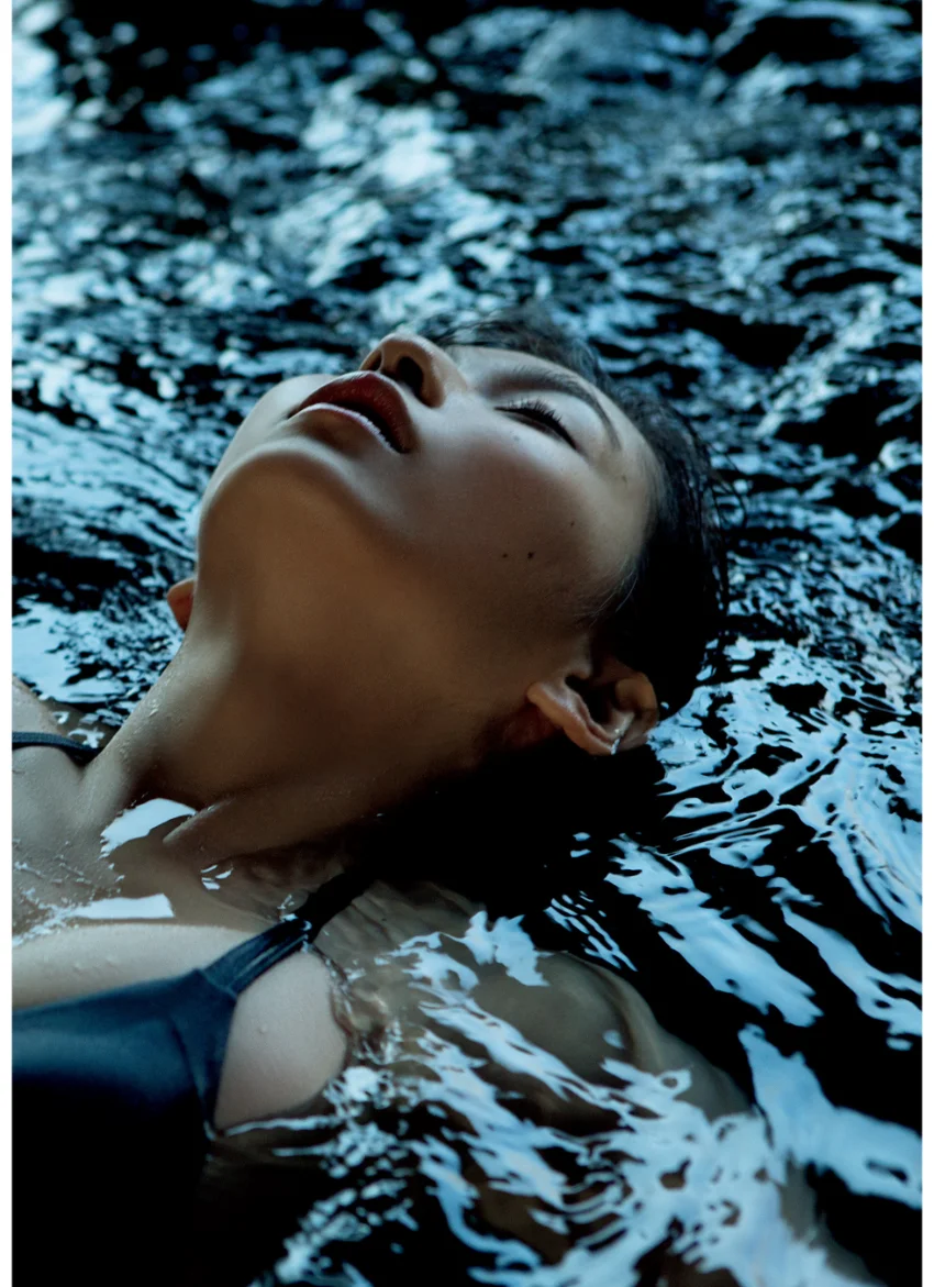 植村あかり ファースト写真集 『 AKARI 』 試し読み 4