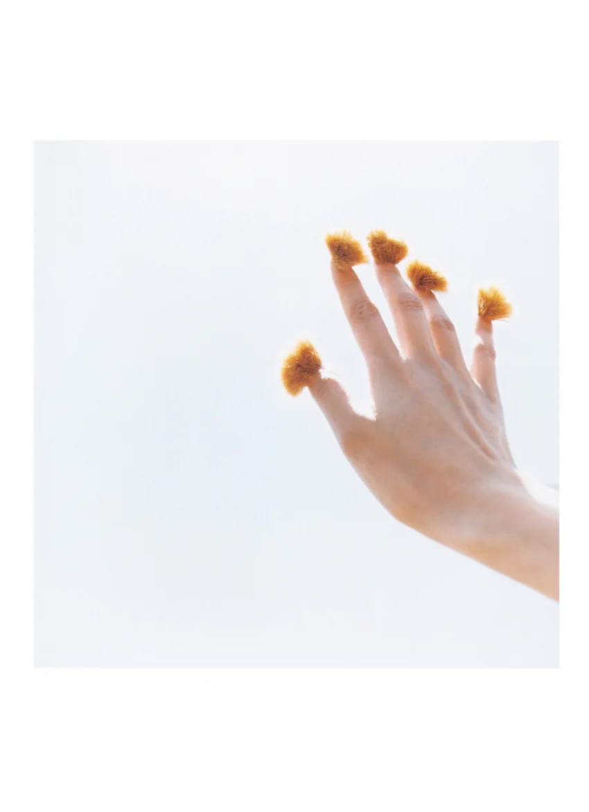 hitomi 写真集 『 SELF PORTRAIT 』 試し読み 3