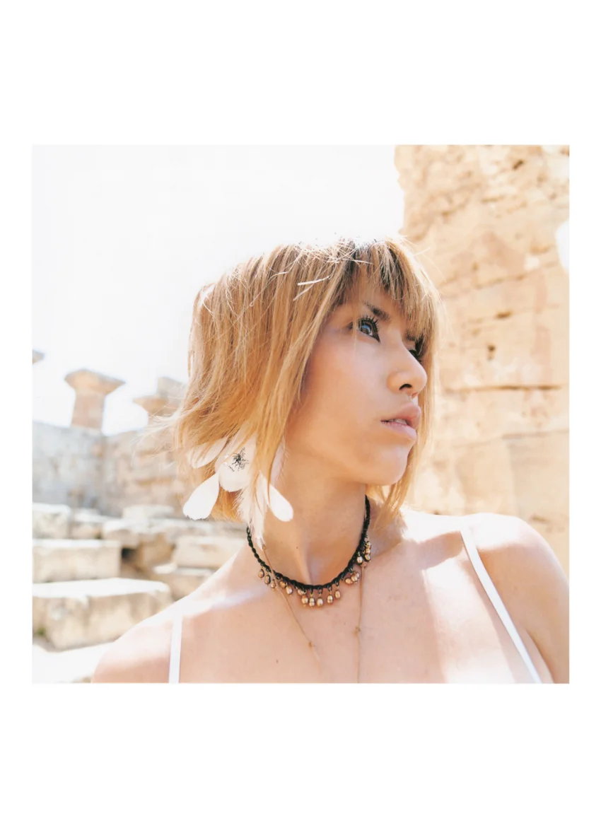 hitomi 写真集 『 SELF PORTRAIT 』 試し読み 5