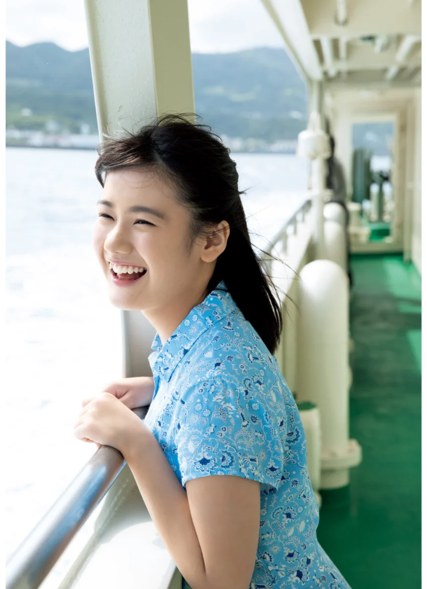 横山玲奈 写真集 『 REINA is eighteen 〜N to S〜 』 試し読み 5
