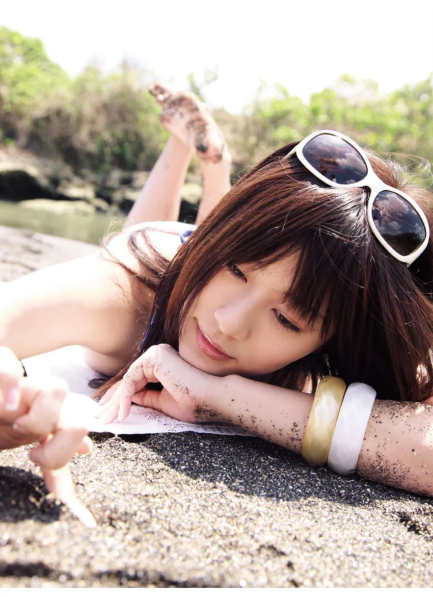 「Touch ME Hold ME」石井美帆1st.写真集 試し読み 3