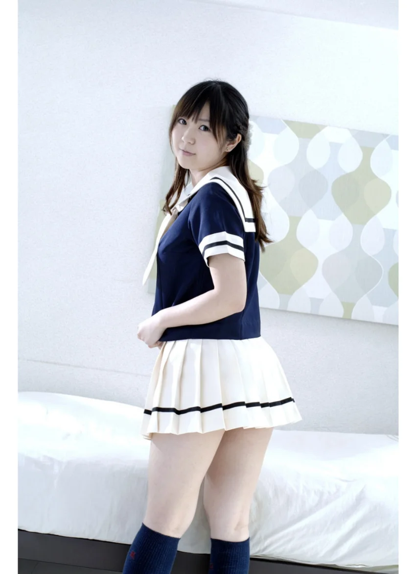 撮る！セクシーアングル・密室過激セーラー服！・小嶋ひなた 試し読み 6