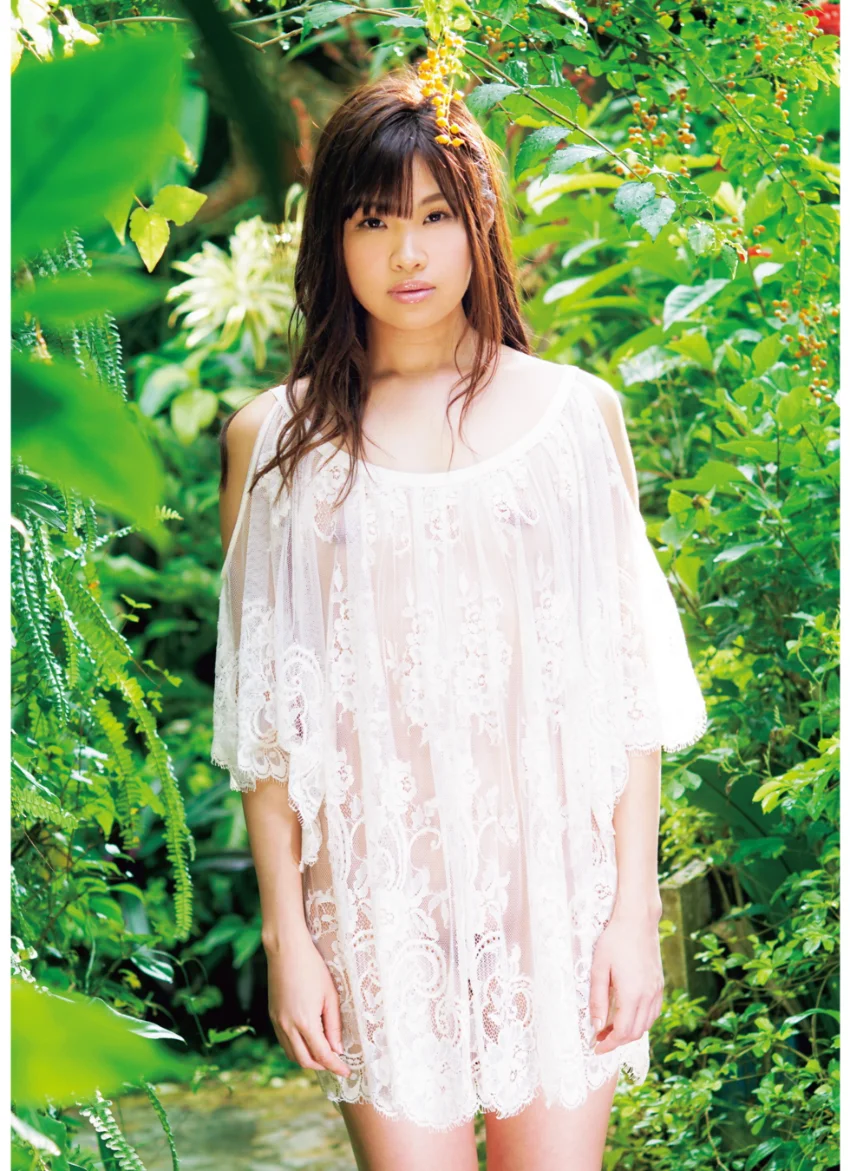 青山真麻写真集「まっすぐなはだか」 試し読み 8