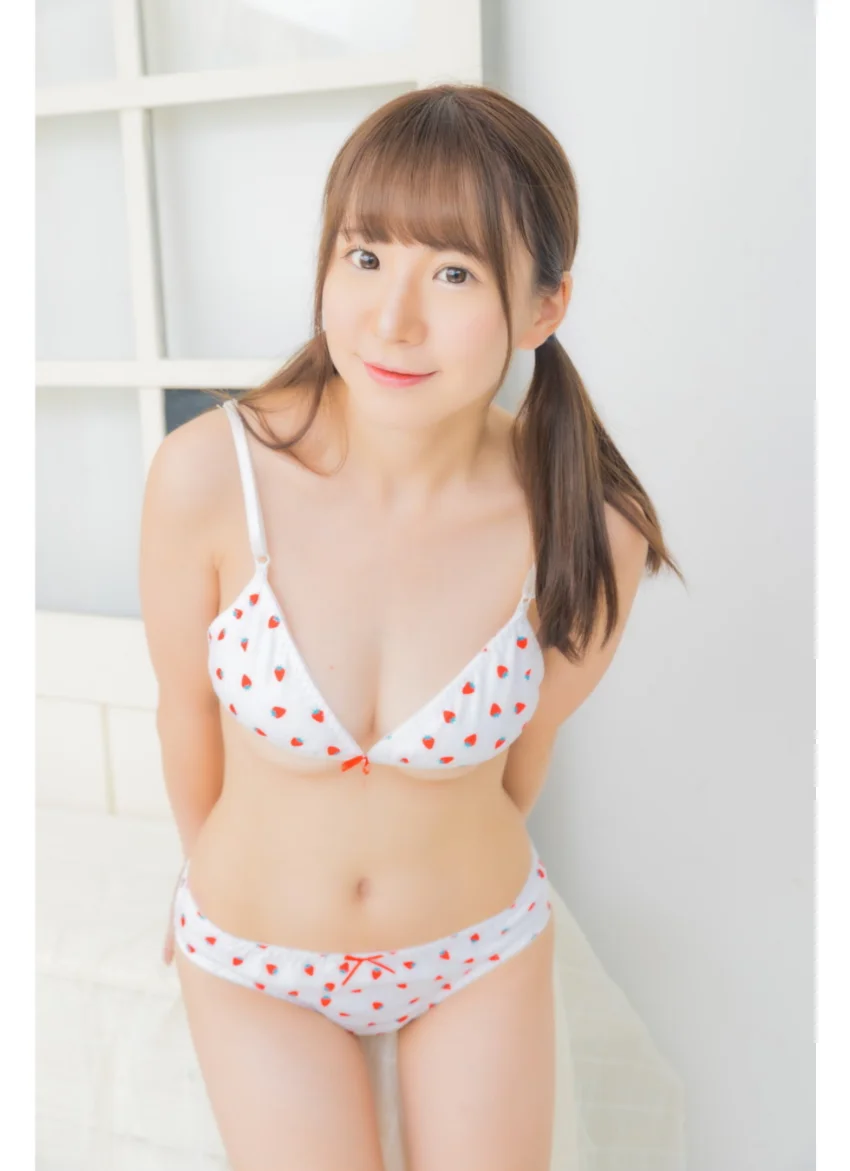 相良朱音 水着（白×イチゴ柄） 試し読み 4