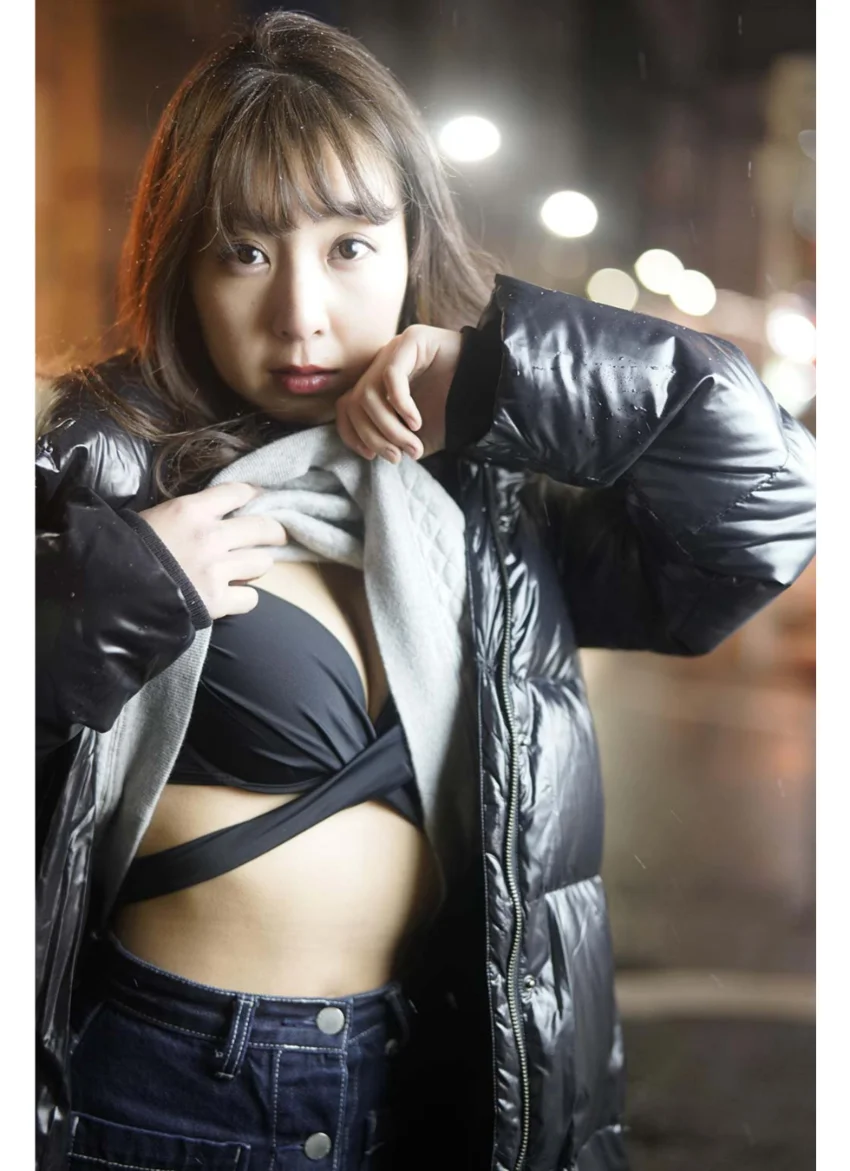 板野成美 雪降る夜、水着で出かけました。 試し読み 11
