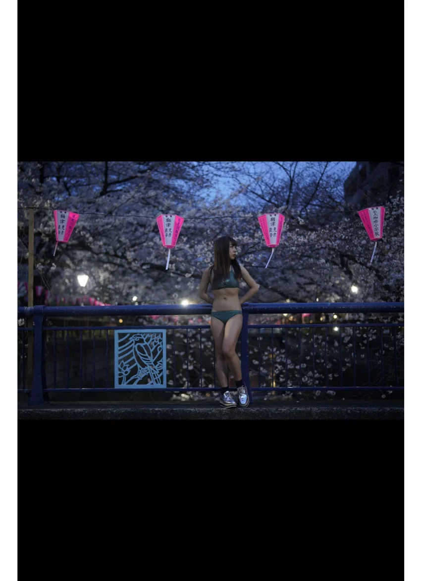 板野成美 花見で水着、目黒川。 試し読み 6