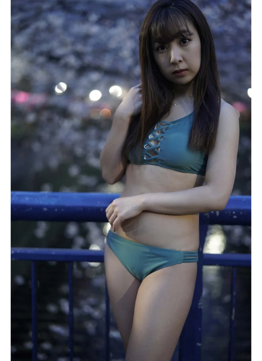 板野成美 花見で水着、目黒川。 試し読み 9