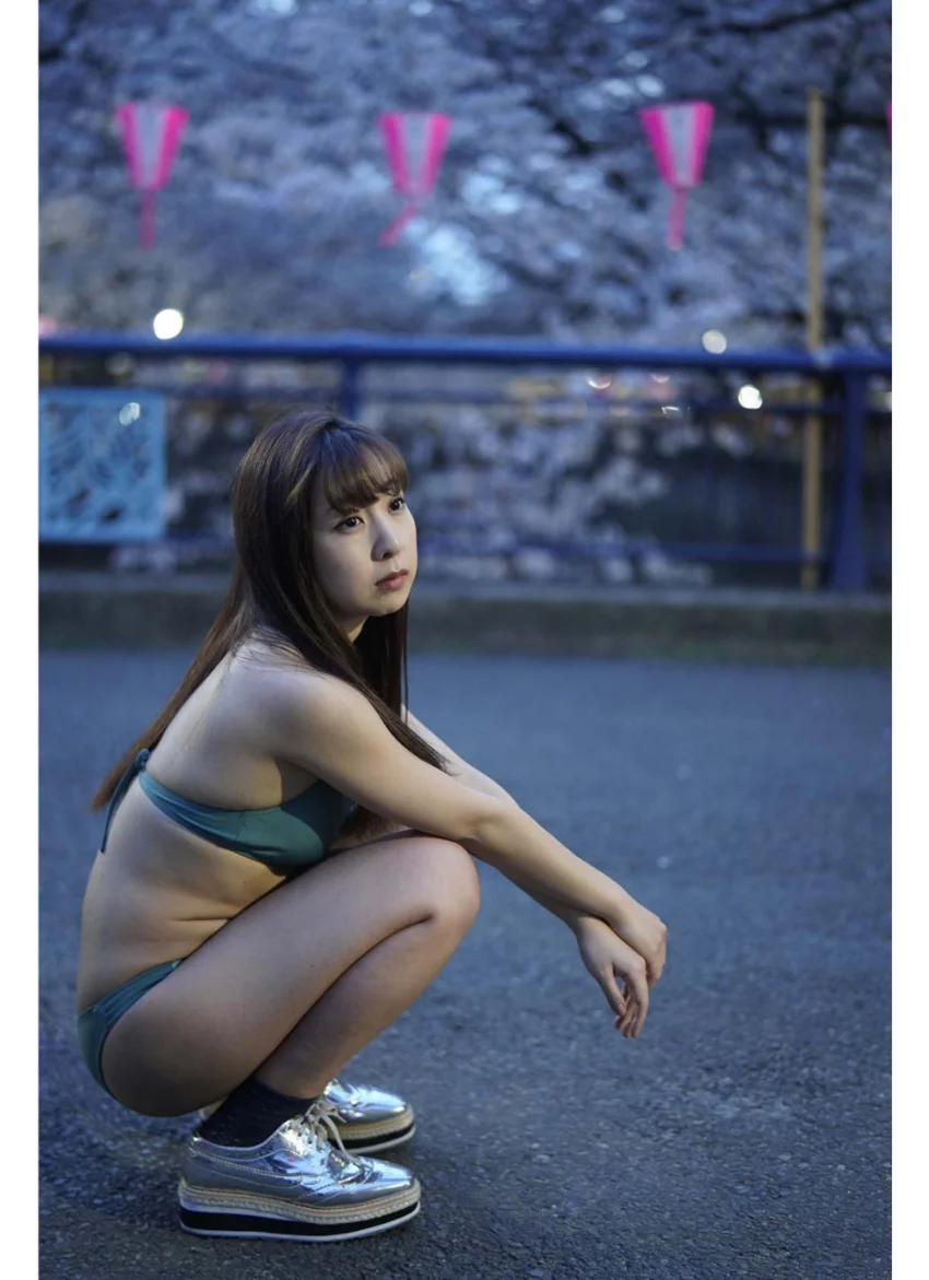 板野成美 花見で水着、目黒川。 試し読み 13