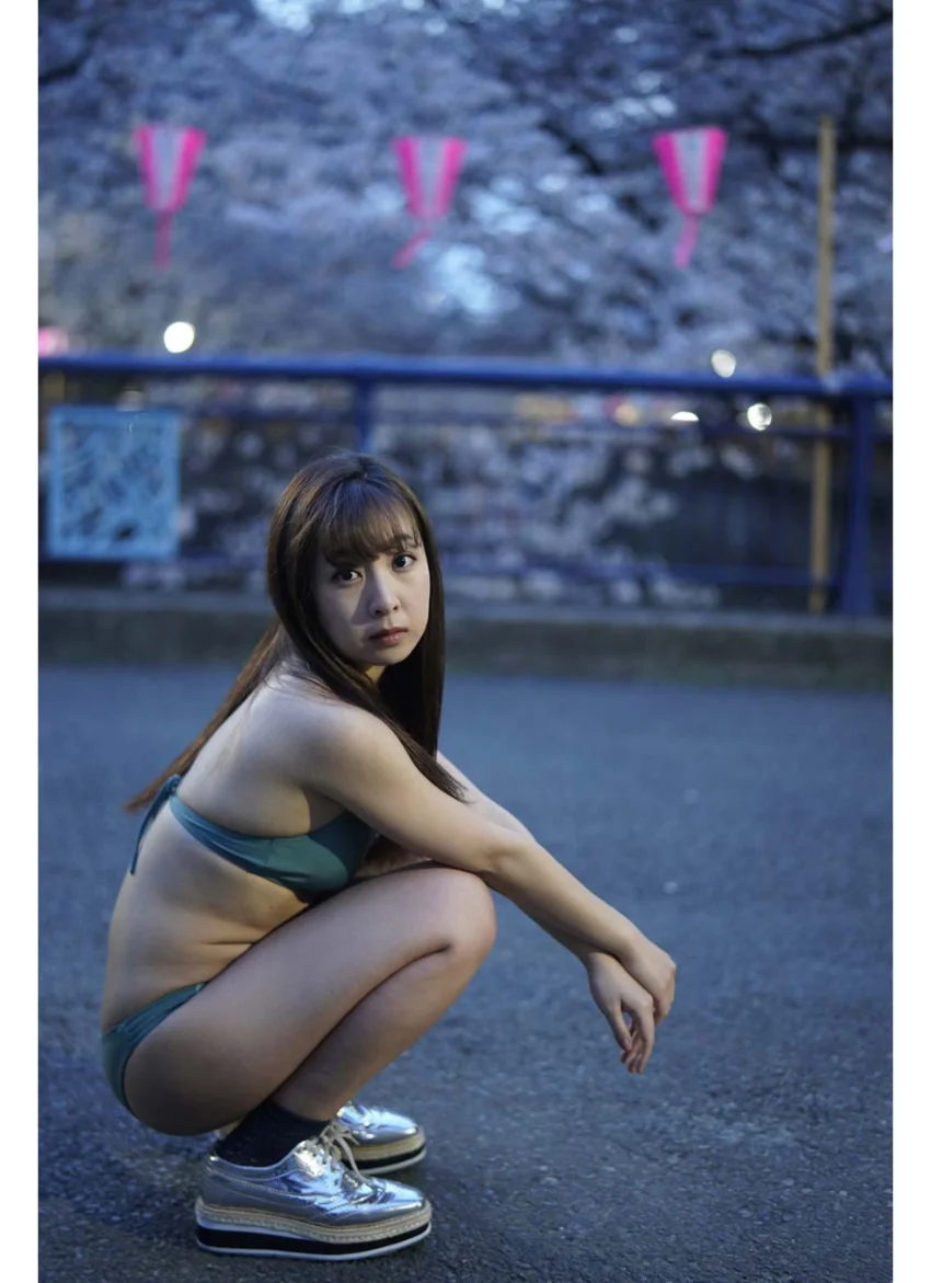 板野成美 花見で水着、目黒川。 試し読み 14