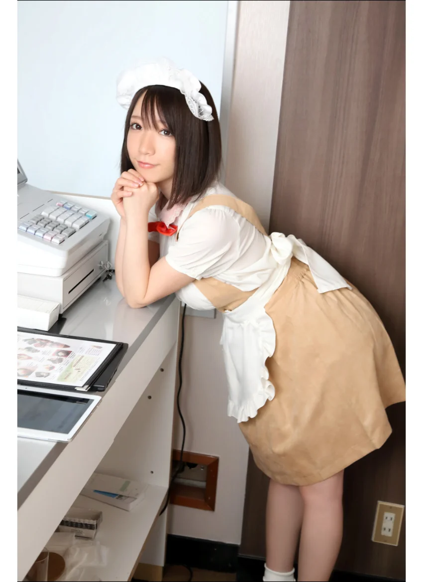 清水あいり 【ファミレス】いらっしゃいませHカップ グラビア学園 グラドル女王がおっとりまったり見せて魅せる！？ 試し読み 5