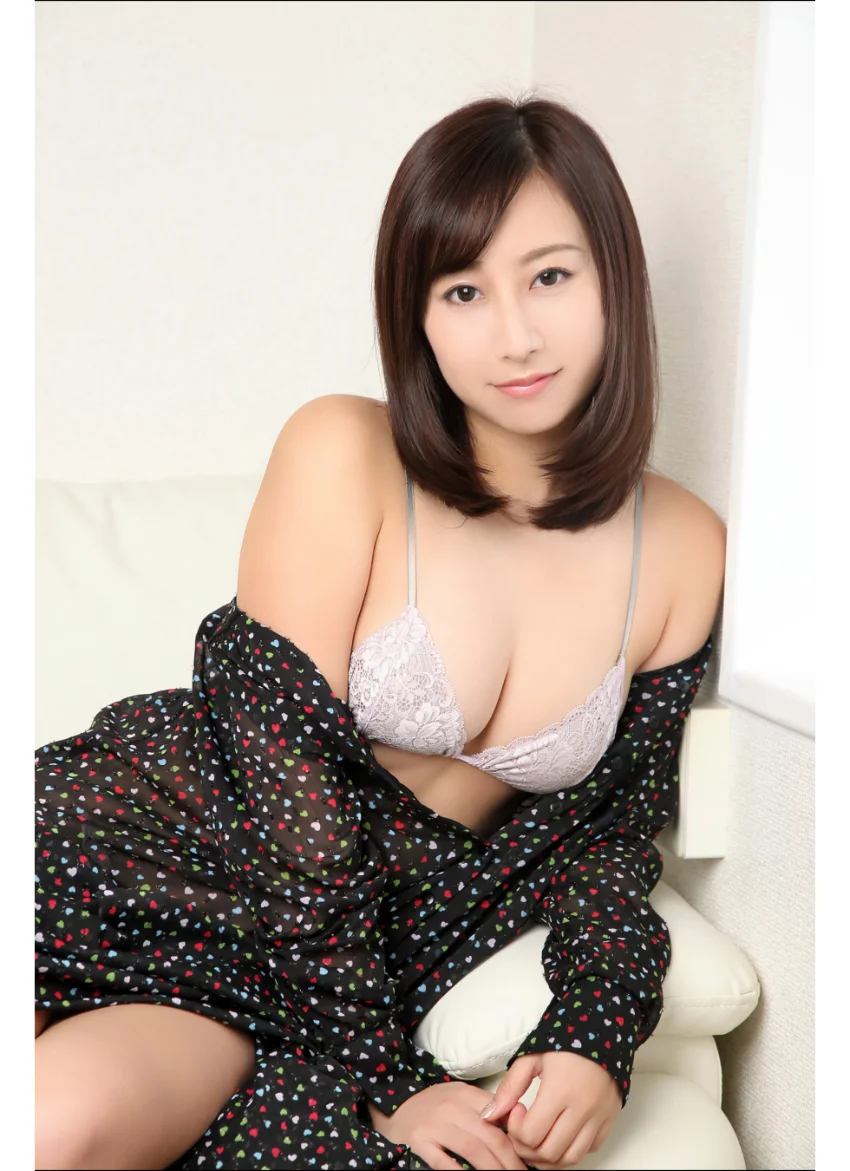 足立華 足立華コンプリート！！ グラビア学園 きりっと清楚に！新人Gカップアイドルの野生が目覚める！？写真集3冊＋αの超お買い得版！！ 試し読み 16