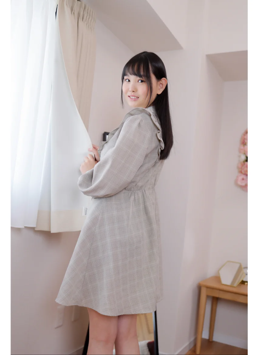 松本ひかる 可愛らしい私服のワンピース グラビア学園 グラドル1年生は超恥ずかしがり屋さんのGカップ！！ 試し読み 7