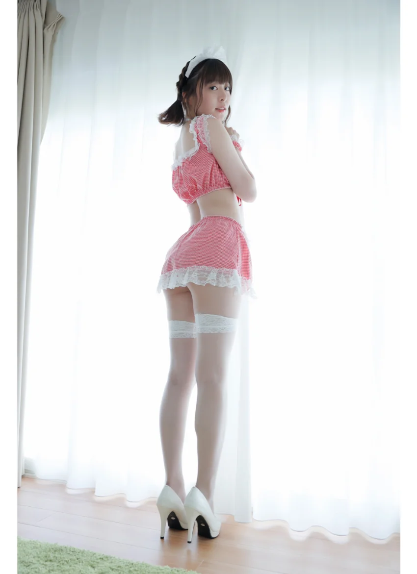 稲岡志織 メイド服と三角ビキニ グラビア学園 初々しくて柔らかくて白い素肌が眩しすぎる問題！？ 試し読み 7