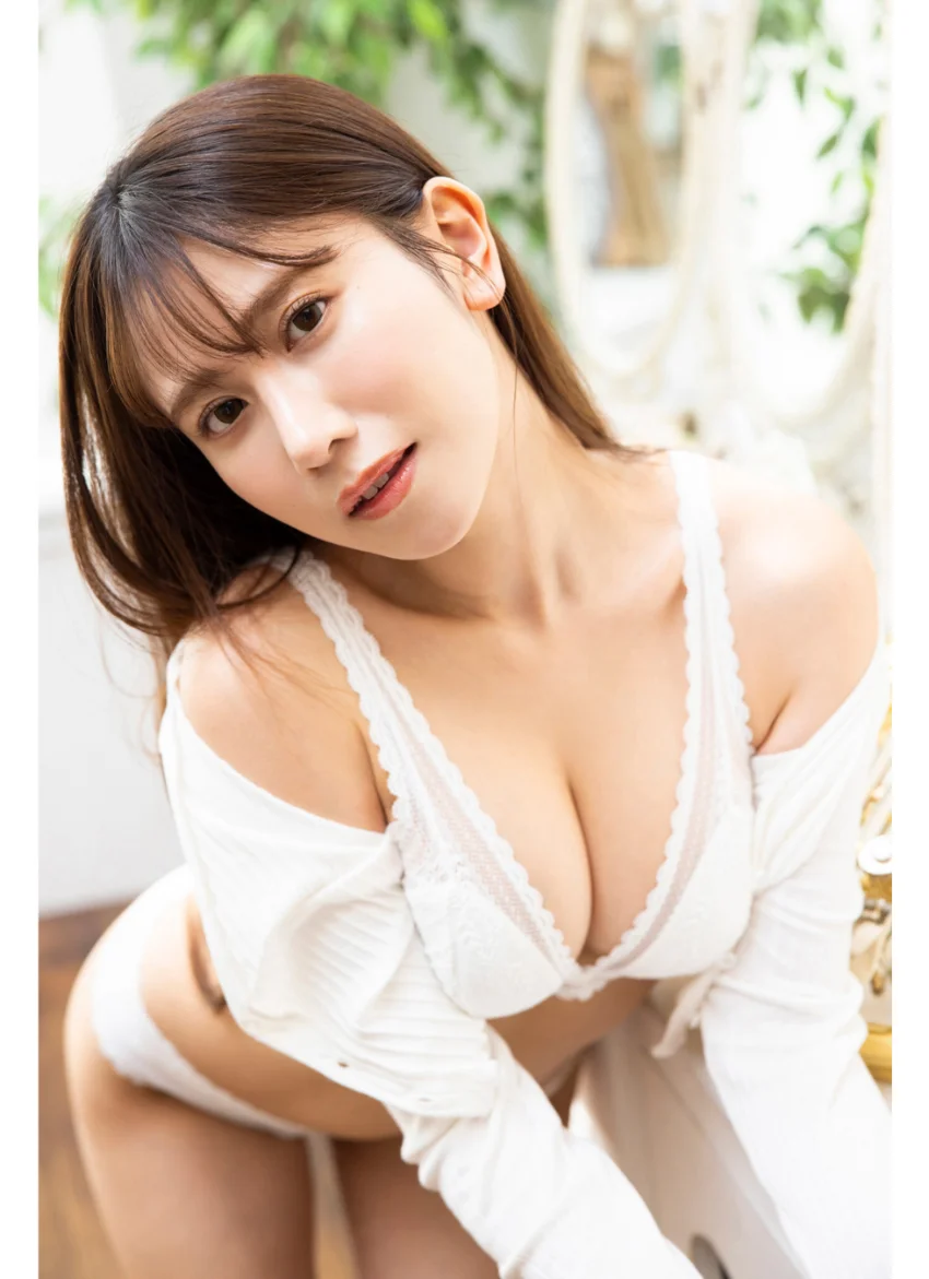 名取くるみが水着でホルン ヤンマガデジタル写真集 試し読み 3