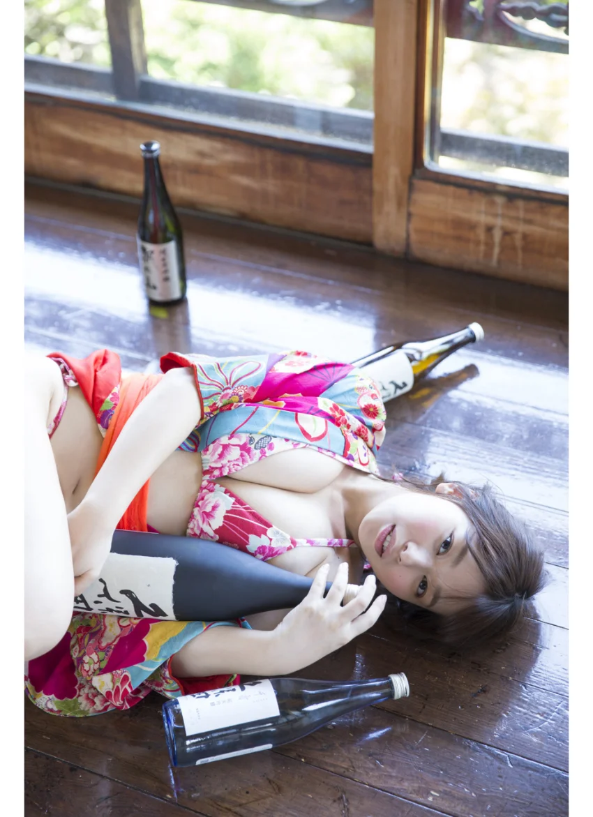 和地つかさが水着で利き酒 ヤンマガデジタル写真集 試し読み 3