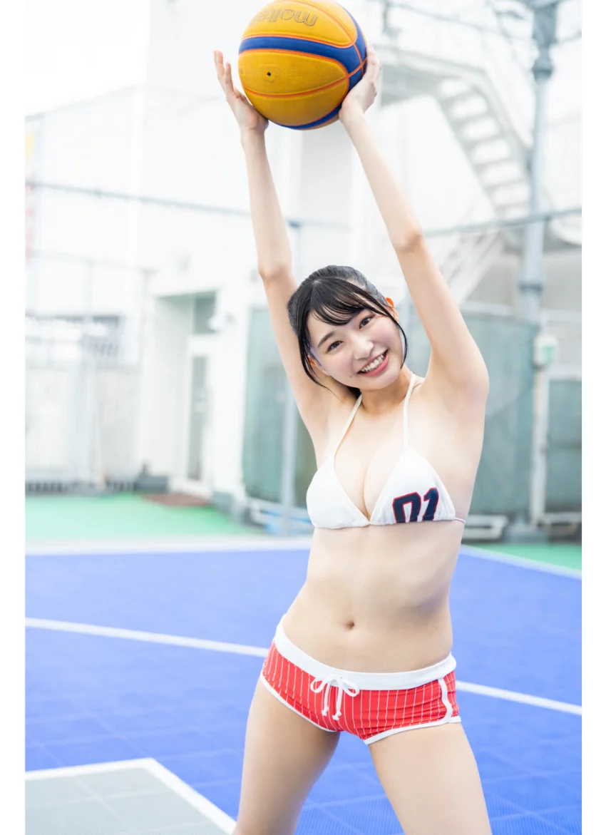 我妻ゆりかが水着でバスケ ヤンマガデジタル写真集 試し読み 2
