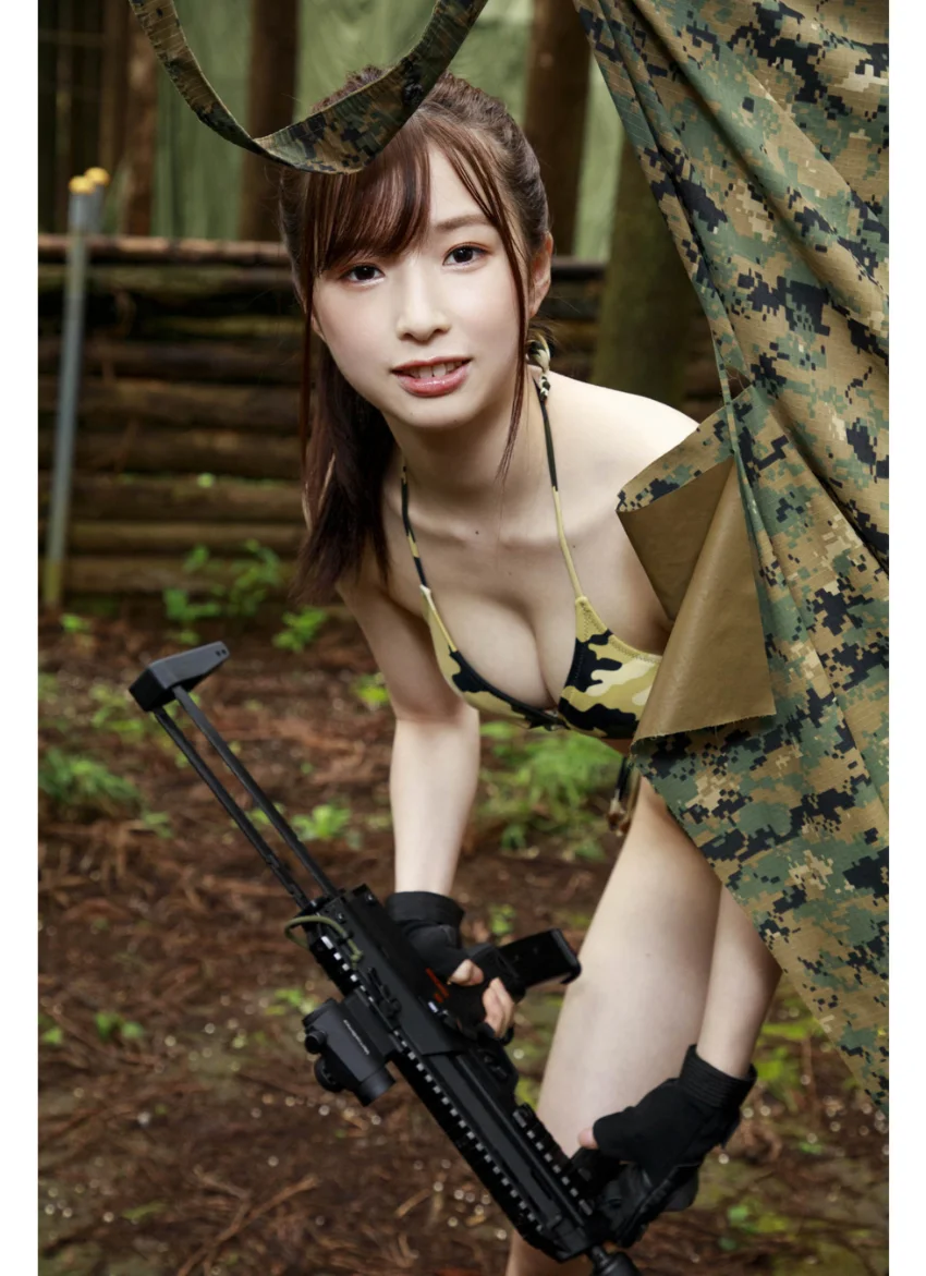 月野ももが水着でサバゲ― ヤンマガデジタル写真集 試し読み 4