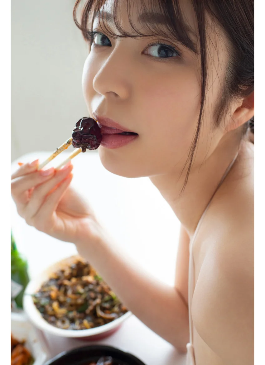 芹沢まりなが水着でゲキカラリョウリ ヤンマガデジタル写真集 試し読み 4