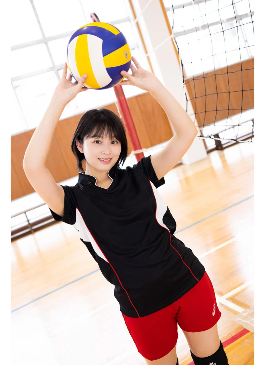 美月絢音が水着でバレーボール ヤンマガデジタル写真集 試し読み 2