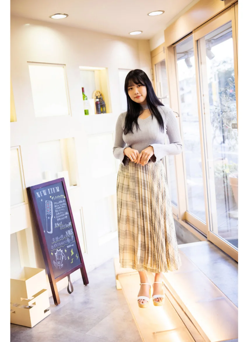 篠見星奈が水着で美容院 ヤンマガデジタル写真集 試し読み 2