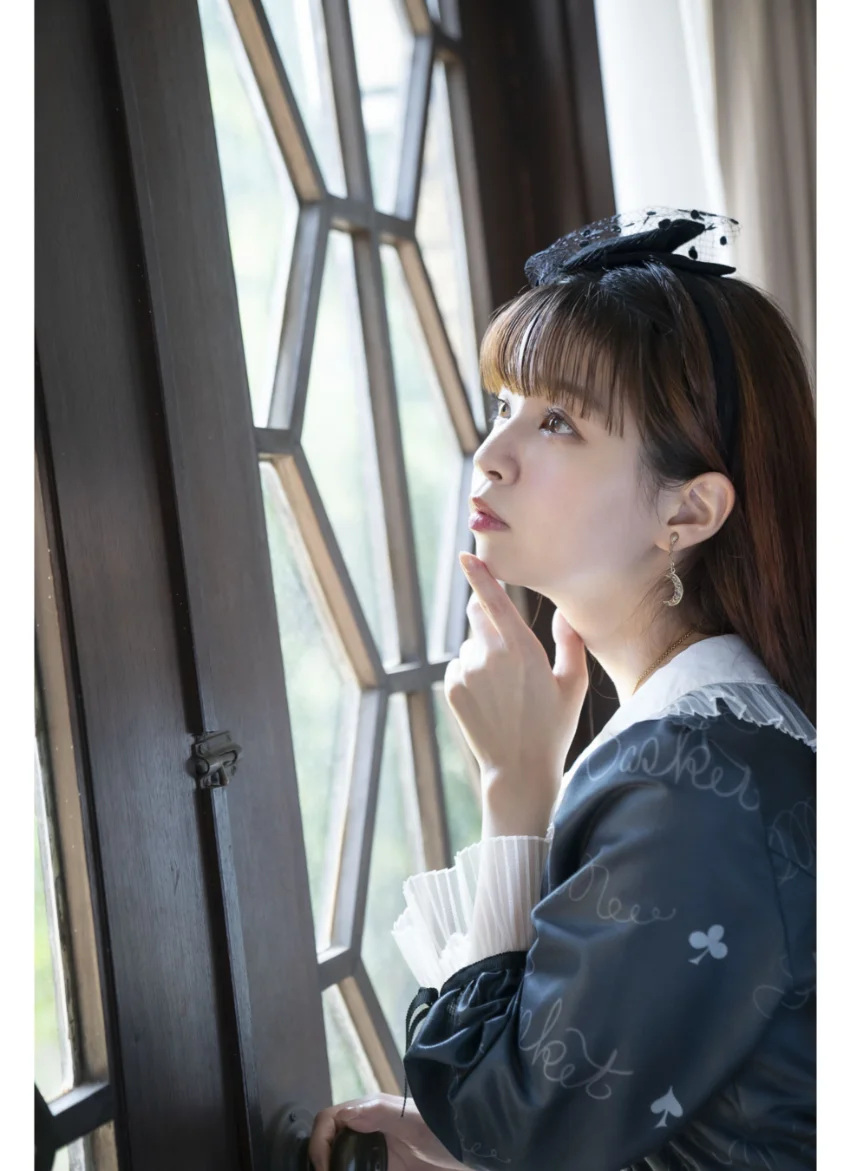 デジタル原色美女図鑑 春奈るな Luna in Wonderland 試し読み 2