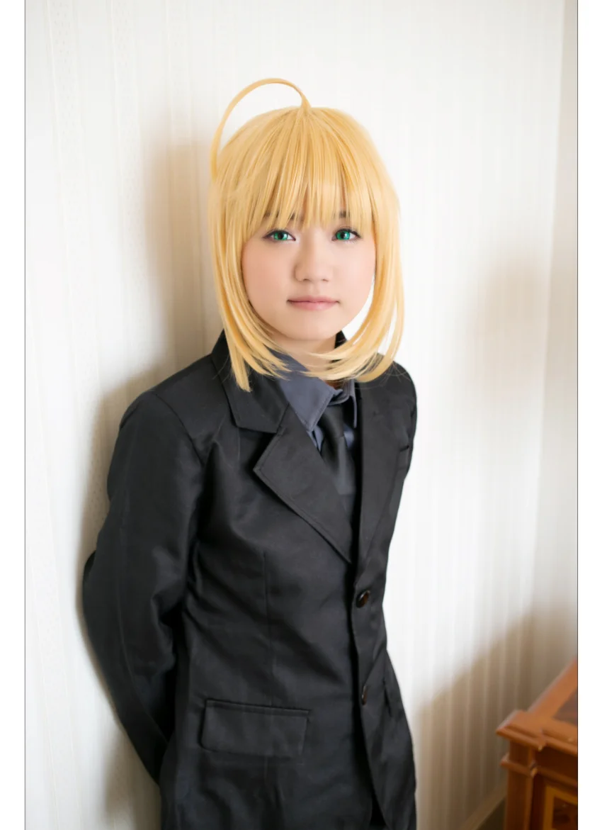 【コスプレ写真集】0:Saber【スコッチ】 「お嬢ちゃんいくつ？」レベル！極めてロリロリ美少女×スーツ姿な騎士王……なお鎧はない模様。。。 試し読み 2