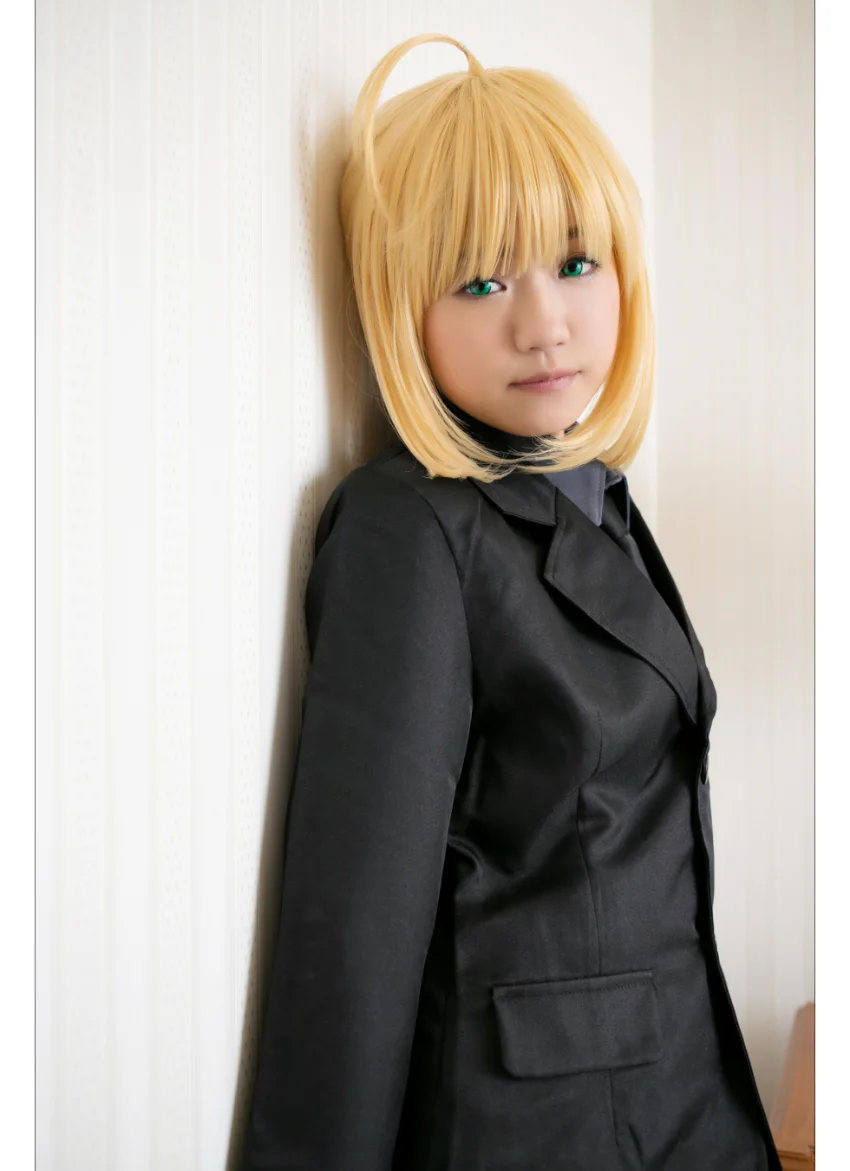 【コスプレ写真集】0:Saber【スコッチ】 「お嬢ちゃんいくつ？」レベル！極めてロリロリ美少女×スーツ姿な騎士王……なお鎧はない模様。。。 試し読み 6