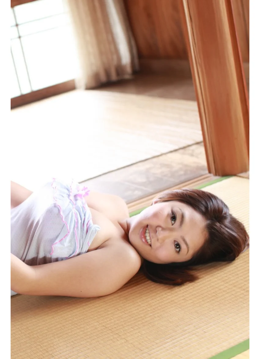 成田梨紗 写真集 「ふるえる。」 試し読み 8