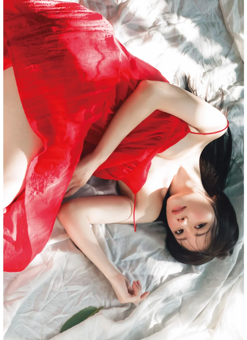 込山榛香1st写真集 アリスじゃないなら 試し読み 4