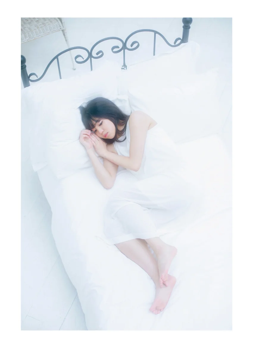 【電子限定特典付き】佐藤日向1st写真集 青 試し読み 8