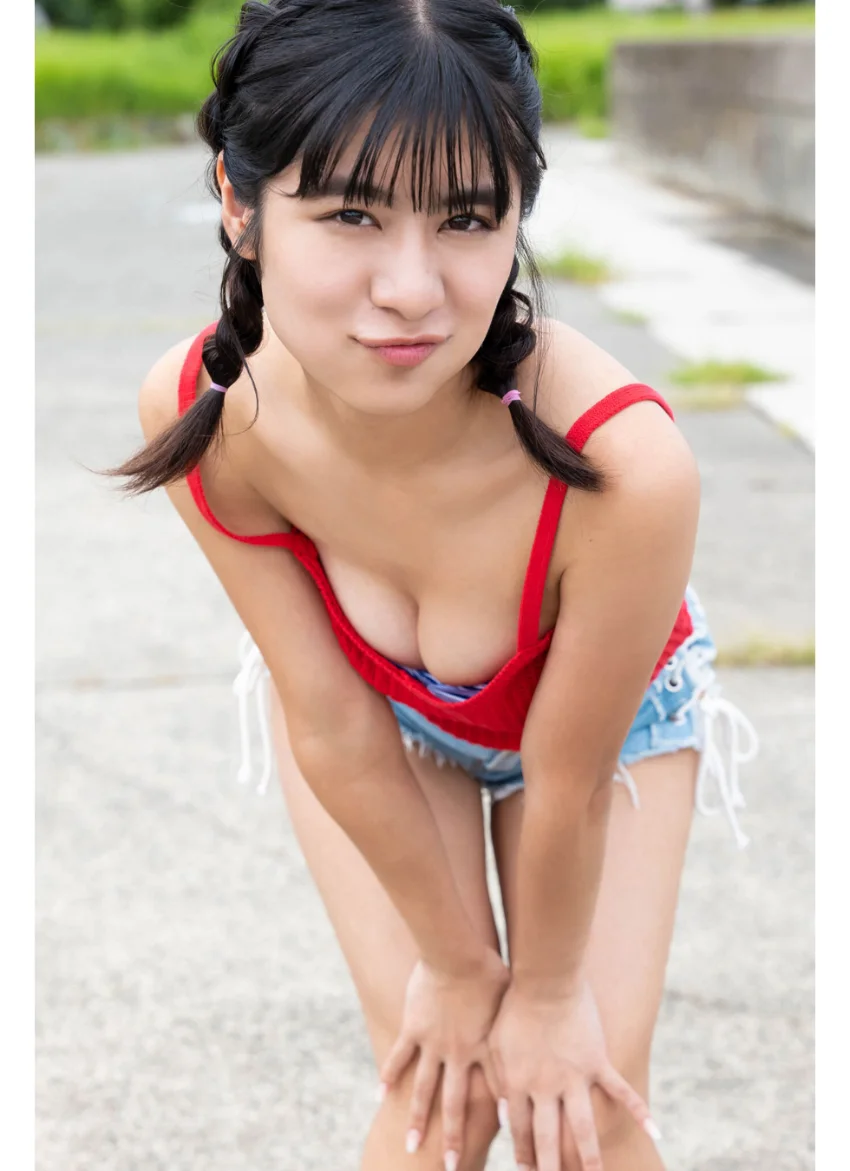 宮里楓夏が水着でローラースケート ヤンマガデジタル写真集 試し読み 2