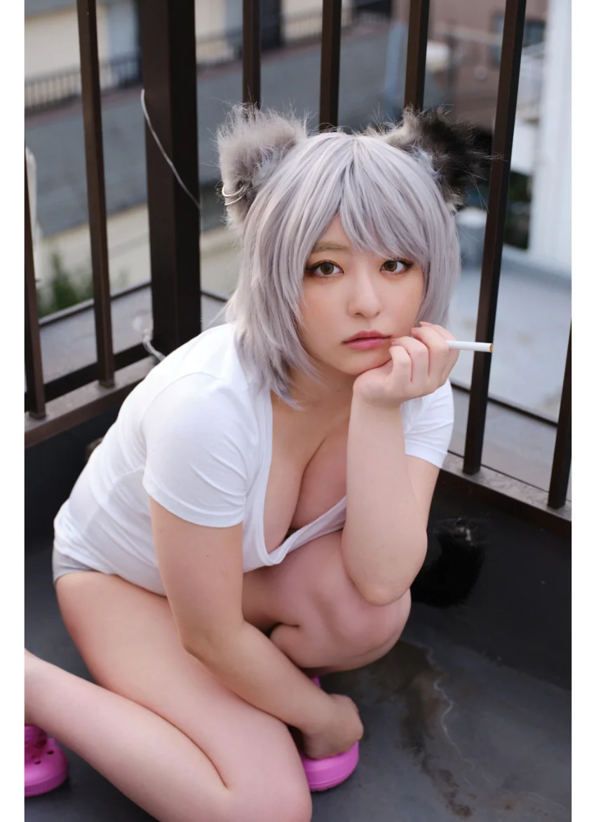 『税金で買った本』『ヤニねこ』×麻倉瑞季 コラボグラビア ヤンマガアザーっす！＜YM2023年35号未公開カット＞ ヤンマガデジタル写真集 試し読み 2