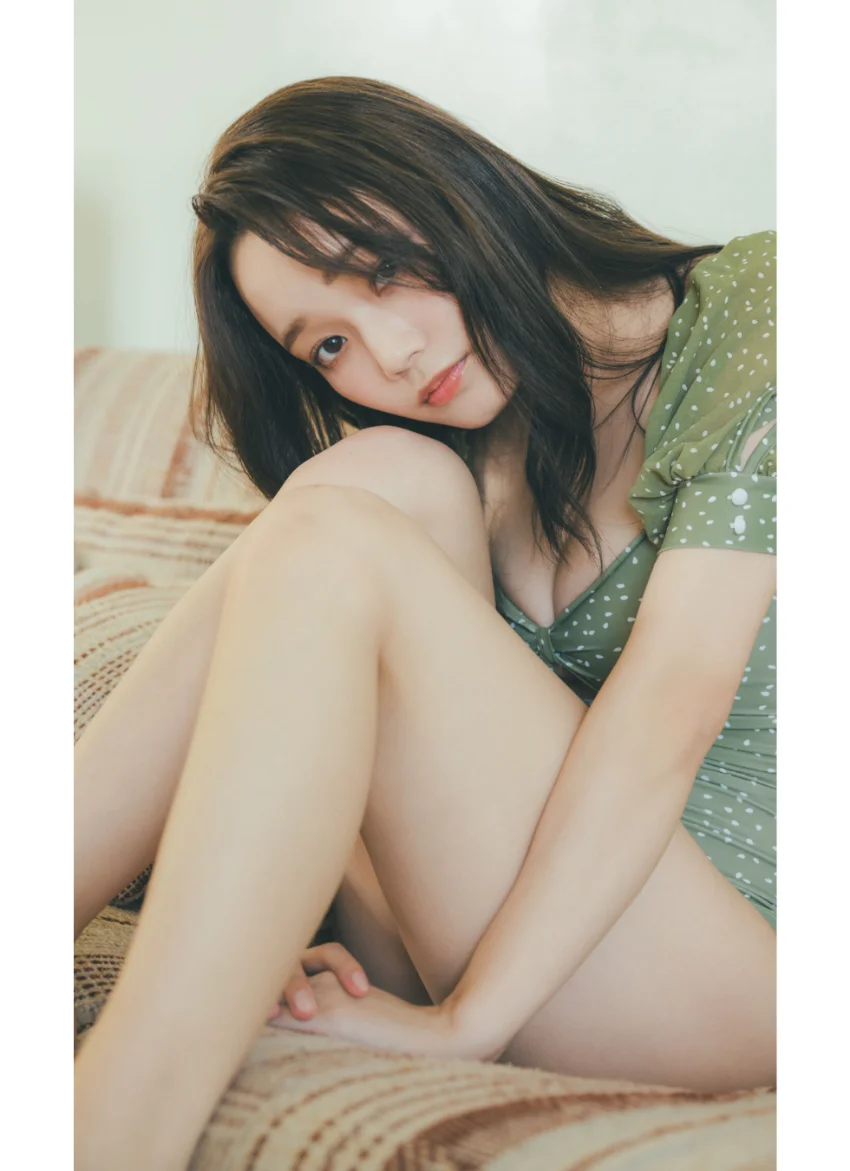 【デジタル限定】青戸しの写真集「WHITE and…」 試し読み 6