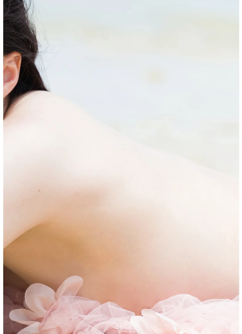 坂巻有紗1st写真集「私を見て…〜another edition〜」 試し読み 4