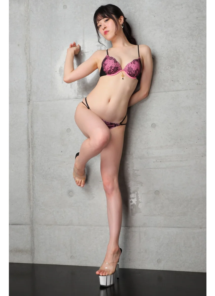 Another Queen 藍田麻利衣2 美脚写真集 試し読み 3