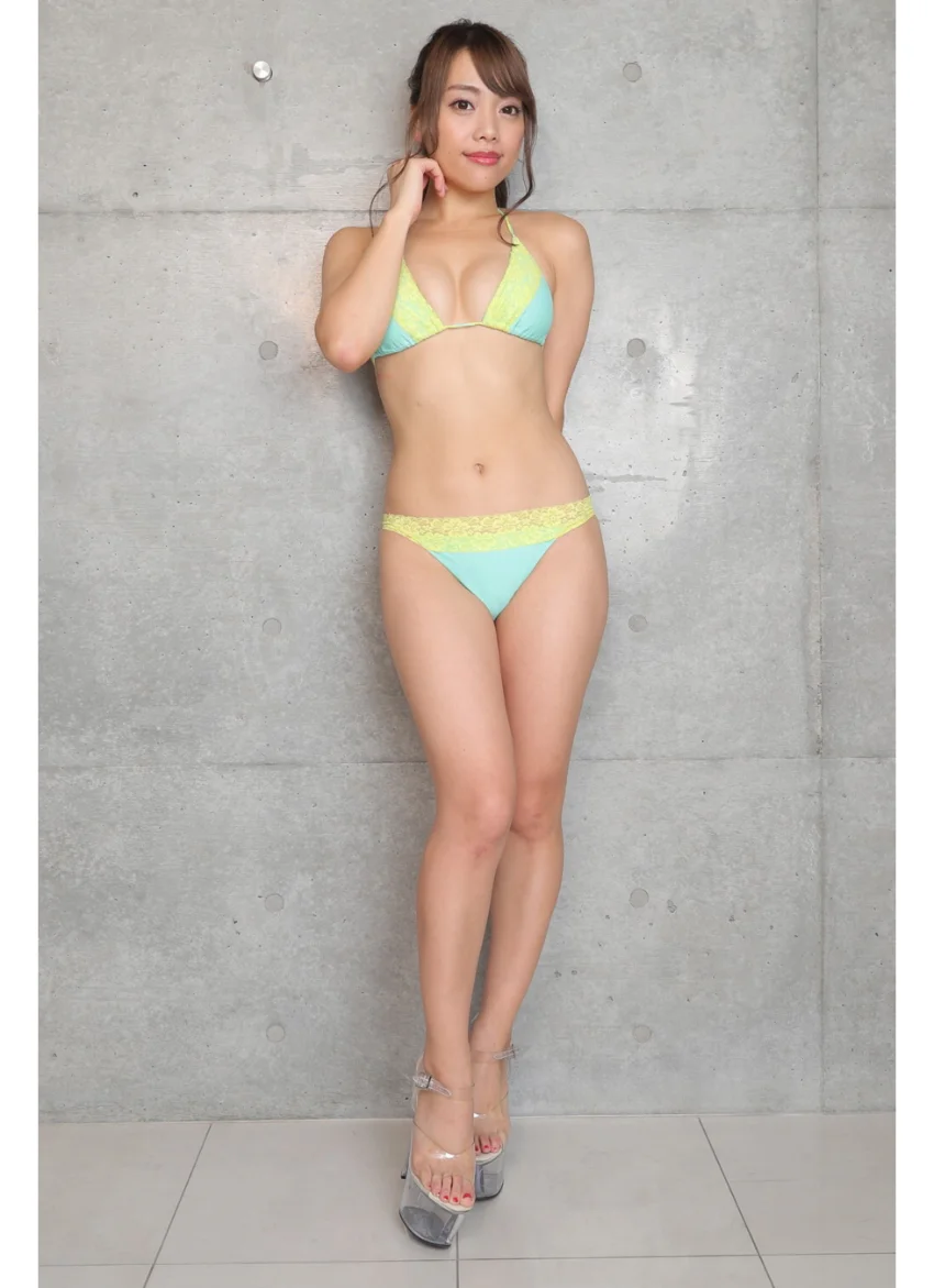 Another Queen 石川あんな2 美脚写真集 試し読み 2