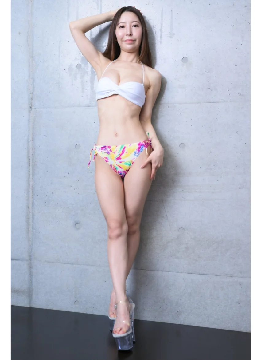 Another Queen 花瀬凛1 美脚写真集 試し読み 2