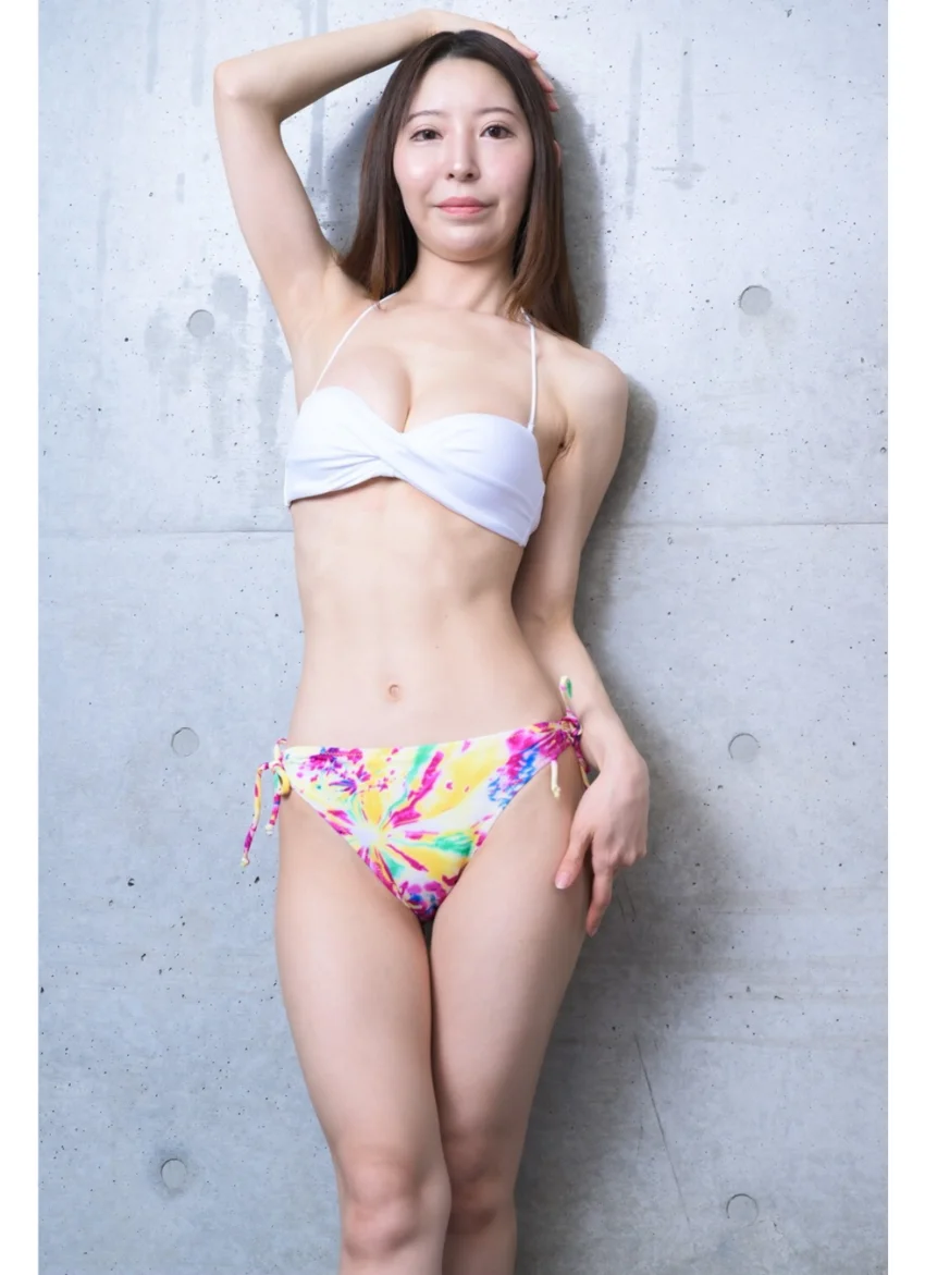 Another Queen 花瀬凛1 美脚写真集 試し読み 3